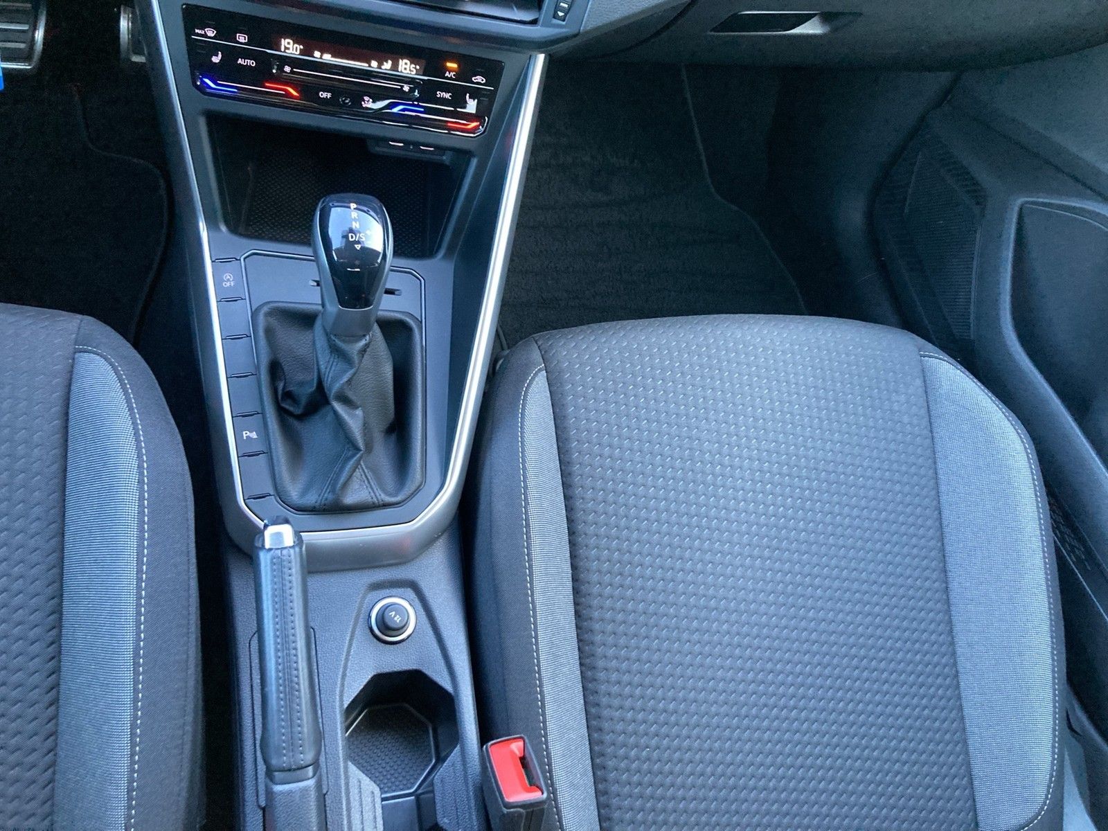 Fahrzeugabbildung Volkswagen Polo TSI Active DSG LED Navi ACC PDC SH