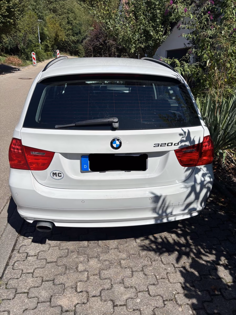 BMW 320 2011 — вигляд ззаду