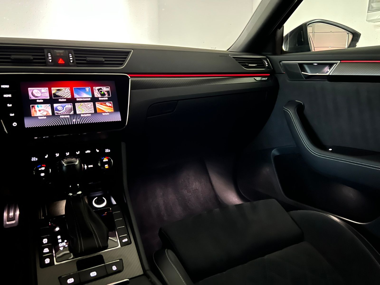 Fahrzeugabbildung SKODA Superb Combi SPORTLINE/LED/STHZ/AHK/ACC/VRTL