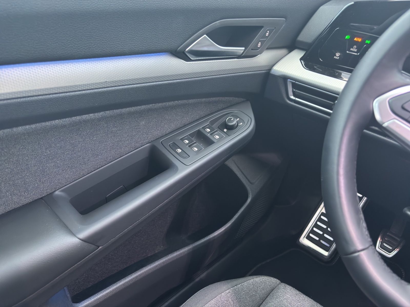 Fahrzeugabbildung Volkswagen Golf VIII TSI Move Climatronic AID PDC SH LM