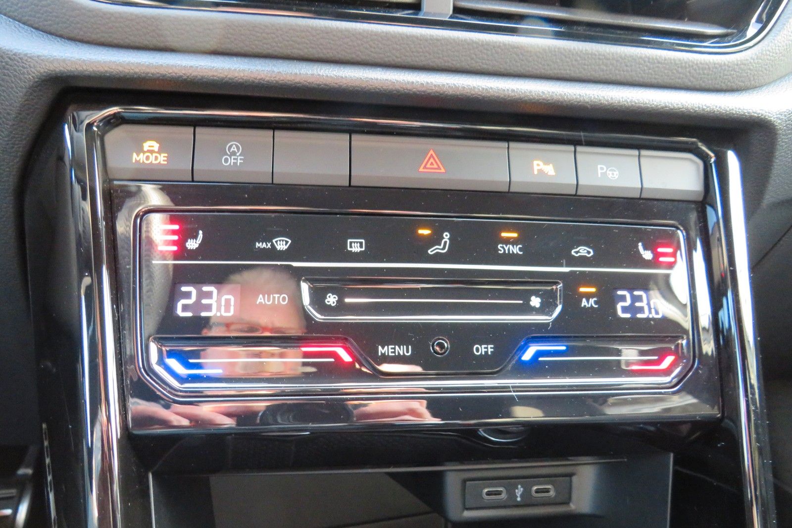 Fahrzeugabbildung Volkswagen T-Roc R-LINE AHK DCC ACC NAVI KAMERA 8-FACH 1.H