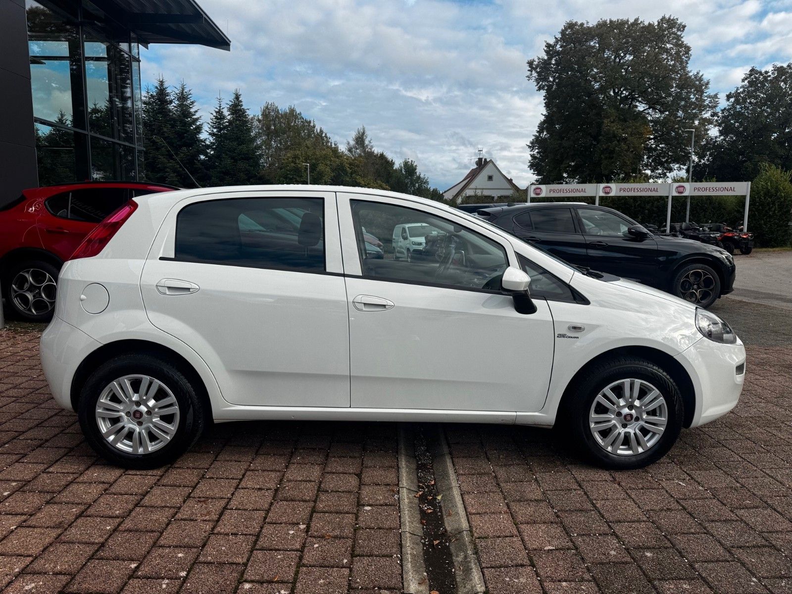 Fahrzeugabbildung Fiat Punto 1,4 8V 77PS More Start+Stopp Klima Radio