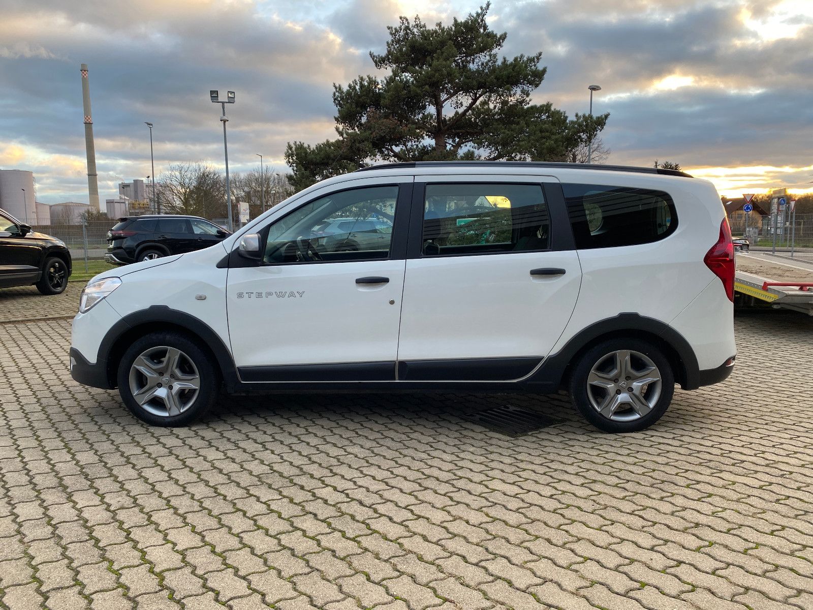 Fahrzeugabbildung Dacia Lodgy Stepway 1.3 NAVI+KLIMA+SHZ+AHK+TÜV-NEU