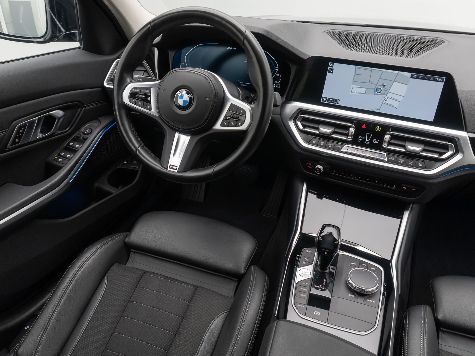 Fahrzeugabbildung BMW 330e Sport Line Laser HUD DAB PDC Komfort Alarm
