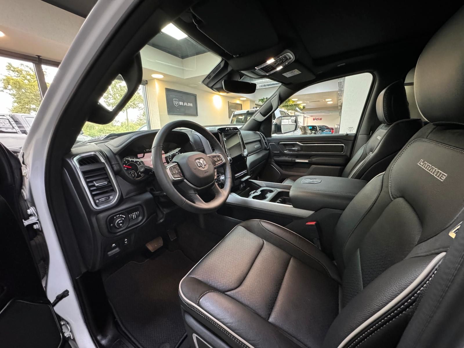 Fahrzeugabbildung Dodge LARAMIE CREW CAB SPORT  12" LUFTF. 22"  HEMI 4x4