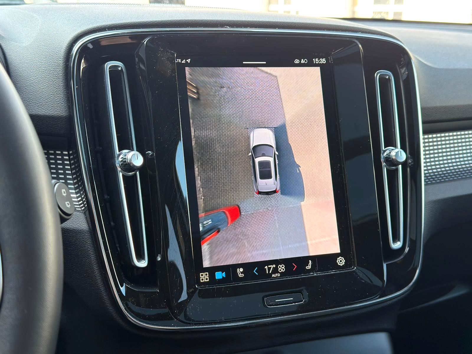 Fahrzeugabbildung Volvo XC40 B4 AWD Ultimate Dark*PANO*STDHZG*360°*ACC