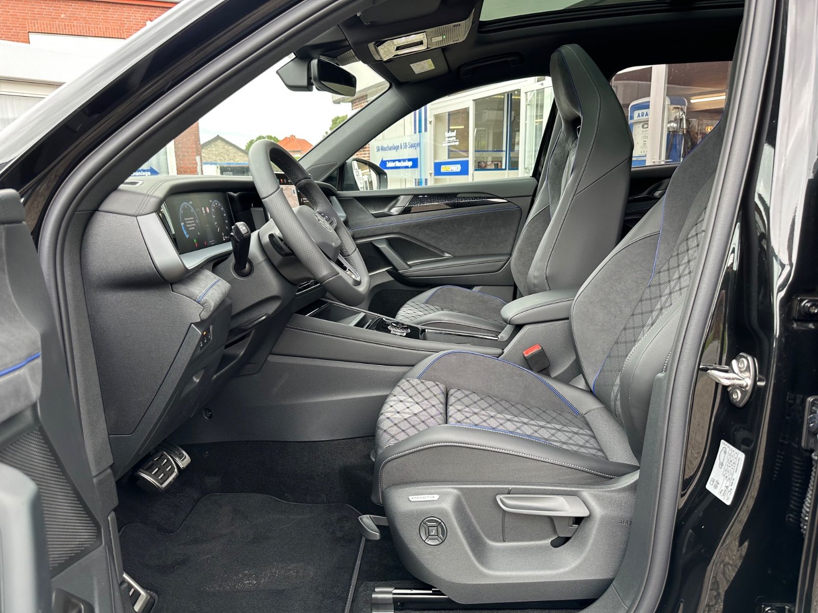 Fahrzeugabbildung Volkswagen Tayron 2.0 TDI 4M R-Line DSG Pano/AHK/NAVI/ACC
