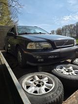 Volvo V40 ganz oder als Ersatzteile  - Volvo V40 aus 1998