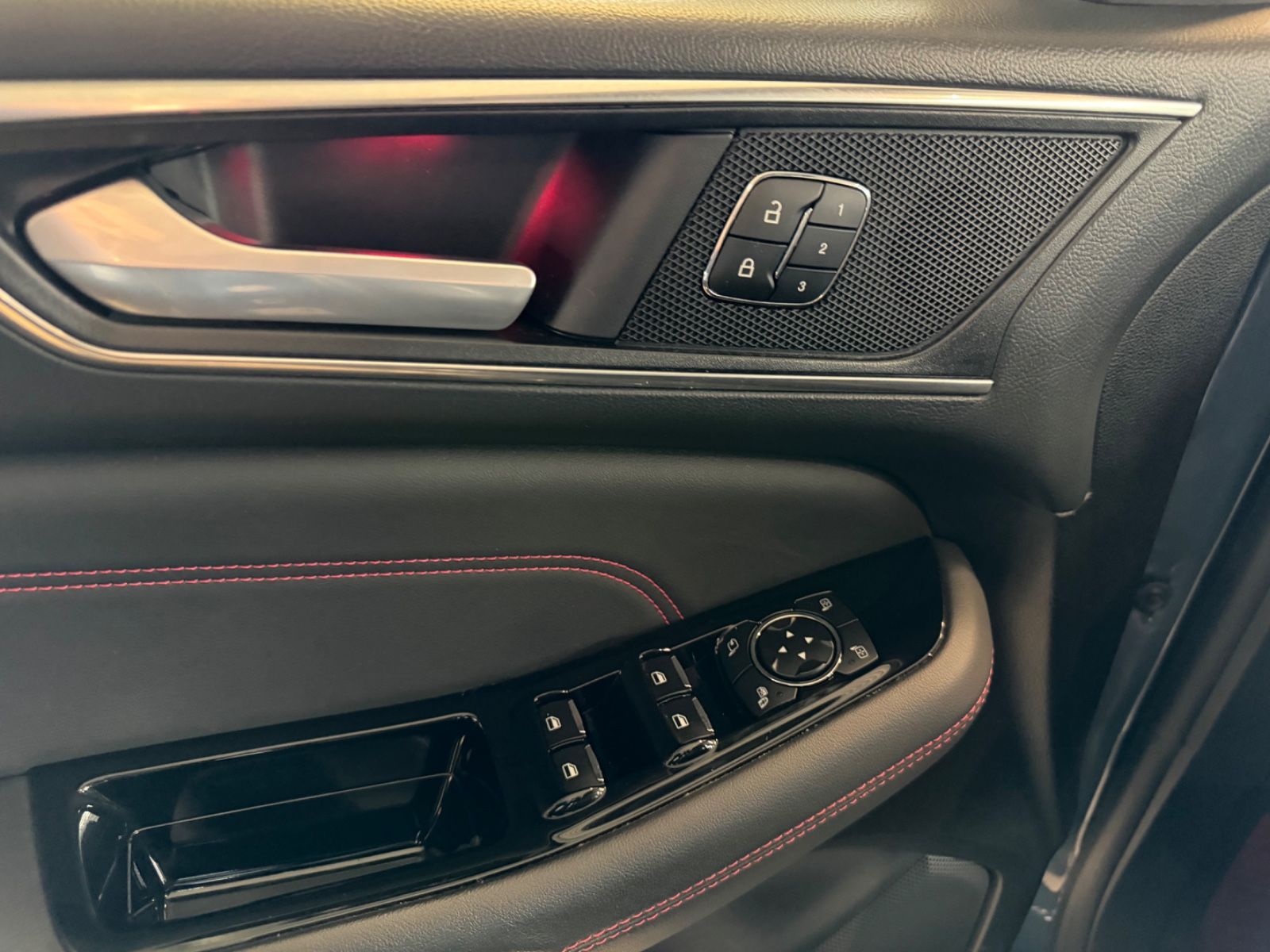 Fahrzeugabbildung Ford S-Max ST-Line *Pano* 7 Sitzer
