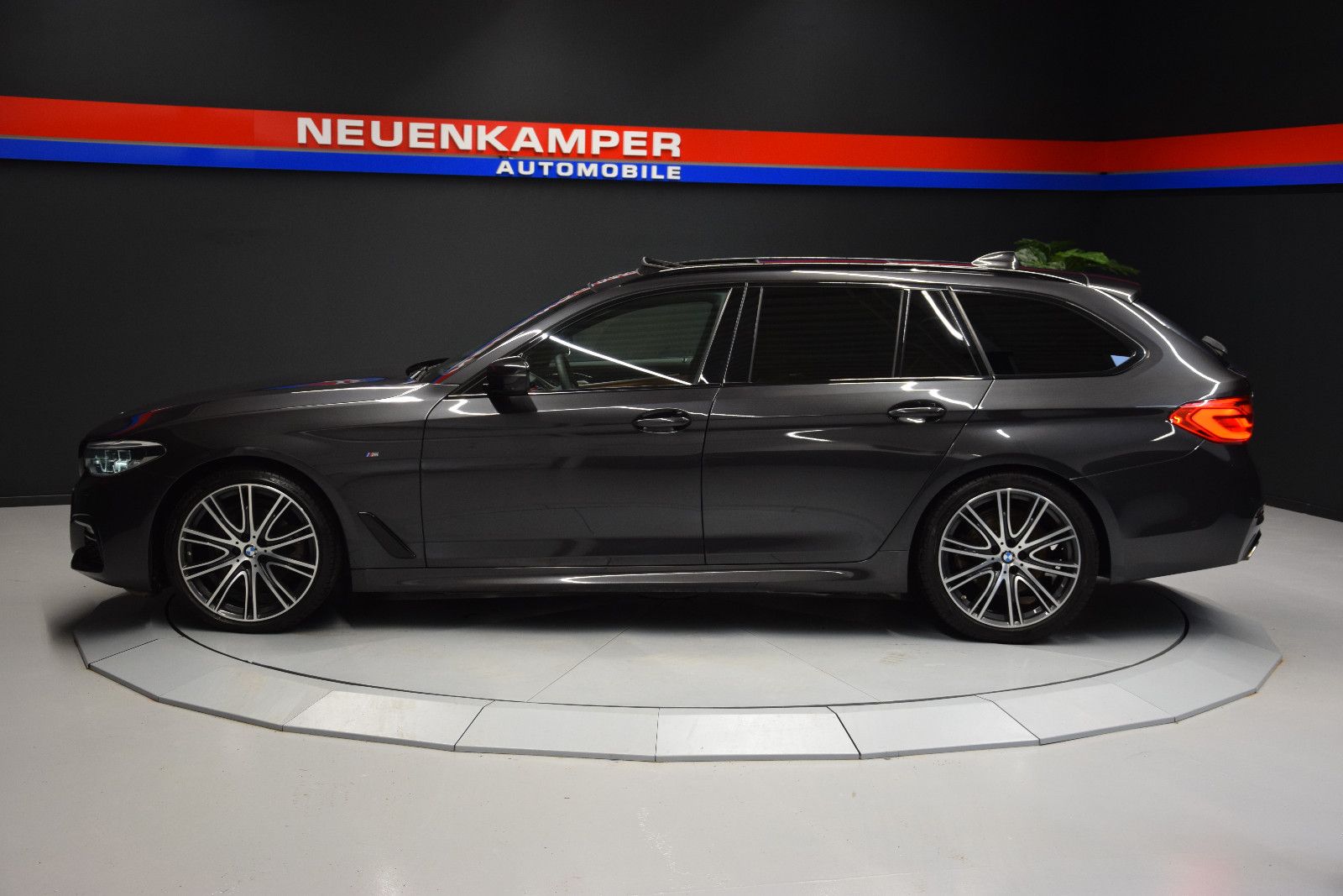 Fahrzeugabbildung BMW 520 d xDrive M Sport Leder Panorama H&K 360°