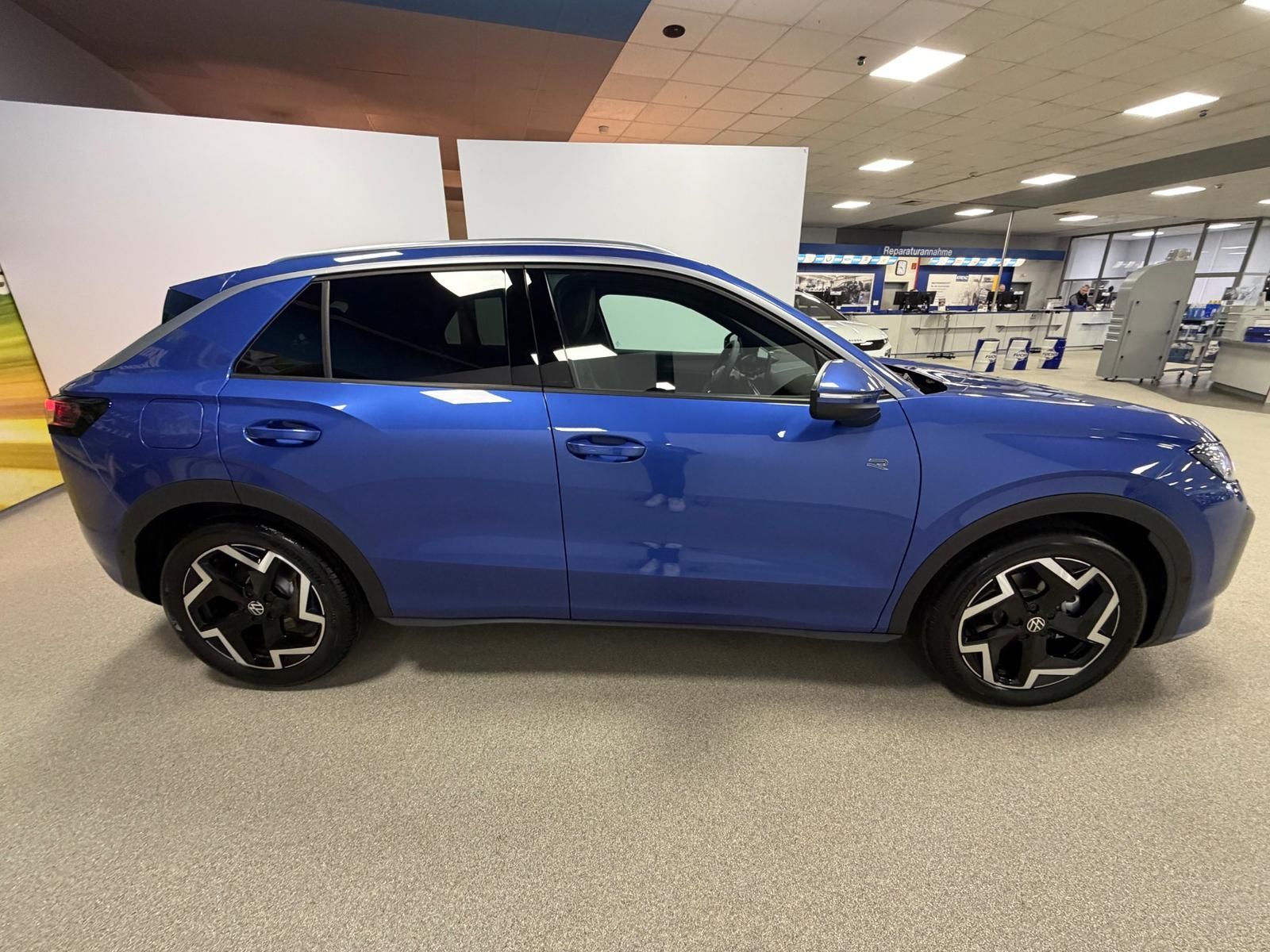 Fahrzeugabbildung Volkswagen T-Roc 1.5 eTSI DSG R-Line+AHK+ACC+TOTWINKEL+RFK+
