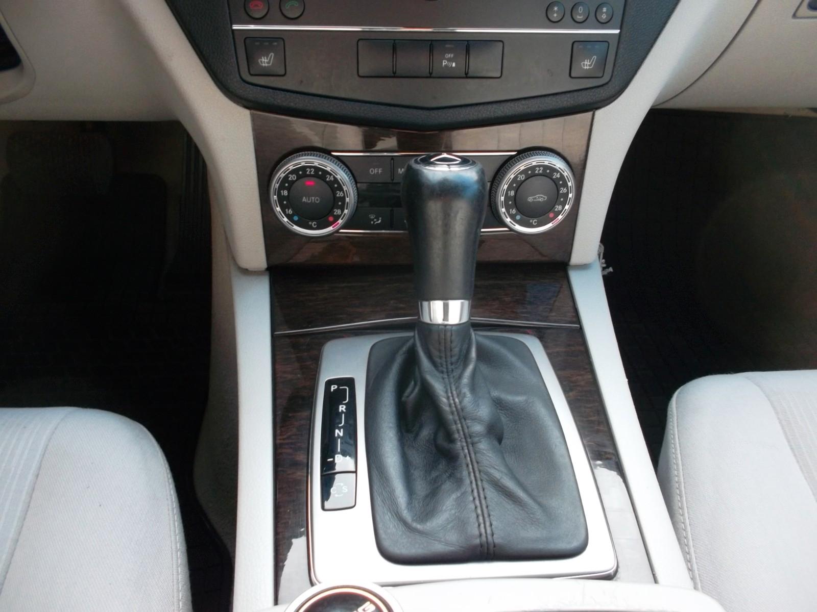 Mercedes-Benz C200 2009 — photo 12