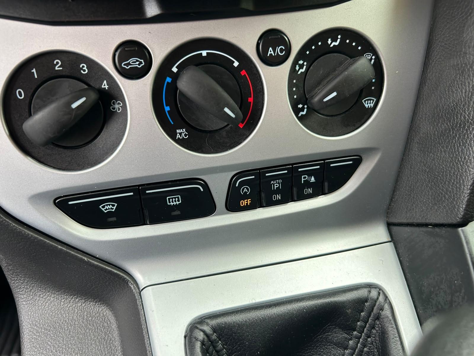Ford Focus 2012 — photo 19