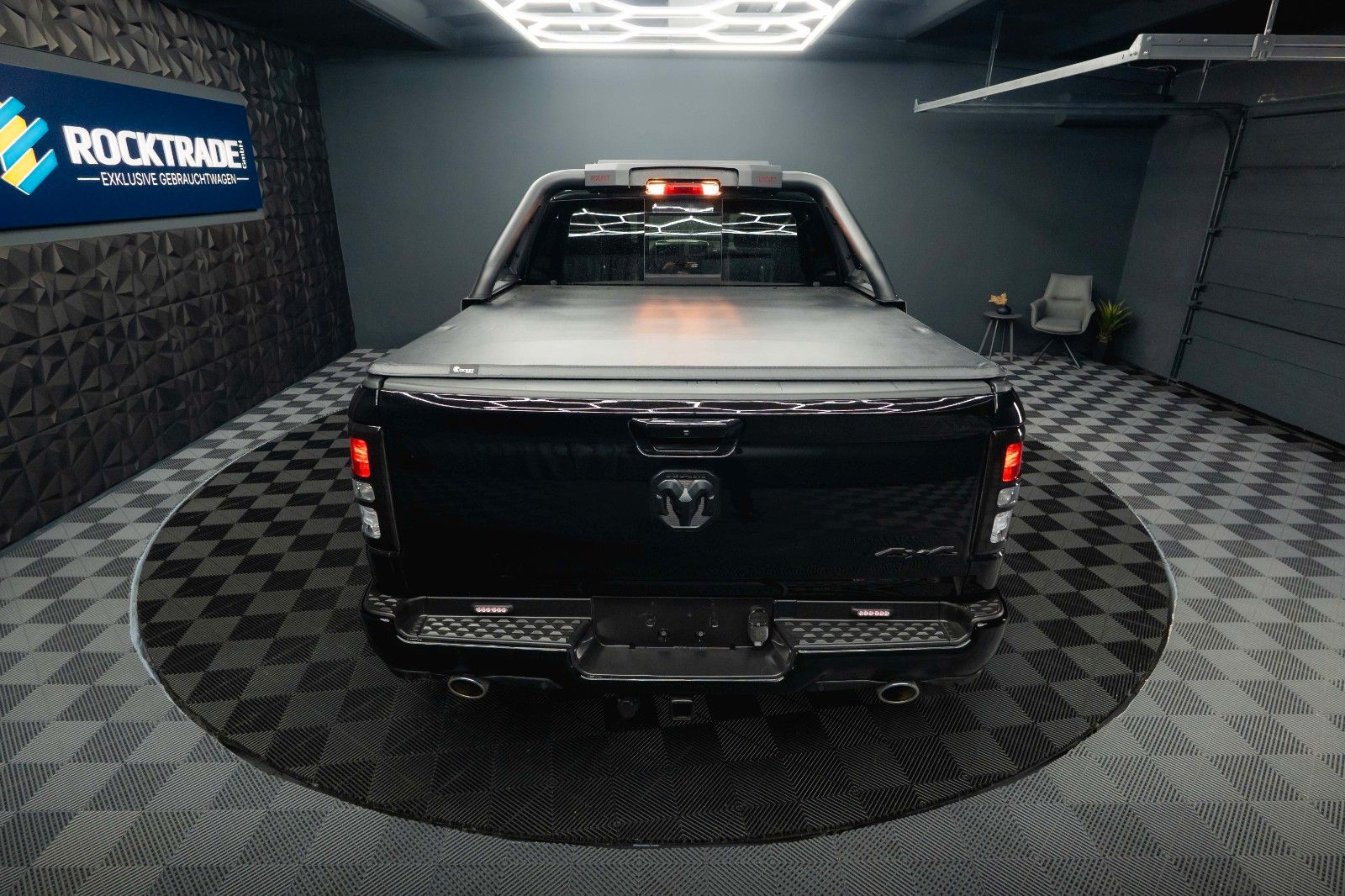 Fahrzeugabbildung Dodge RAM 5.7 V8 HEMI 4x4 Offroad Night-Paket LED 19%