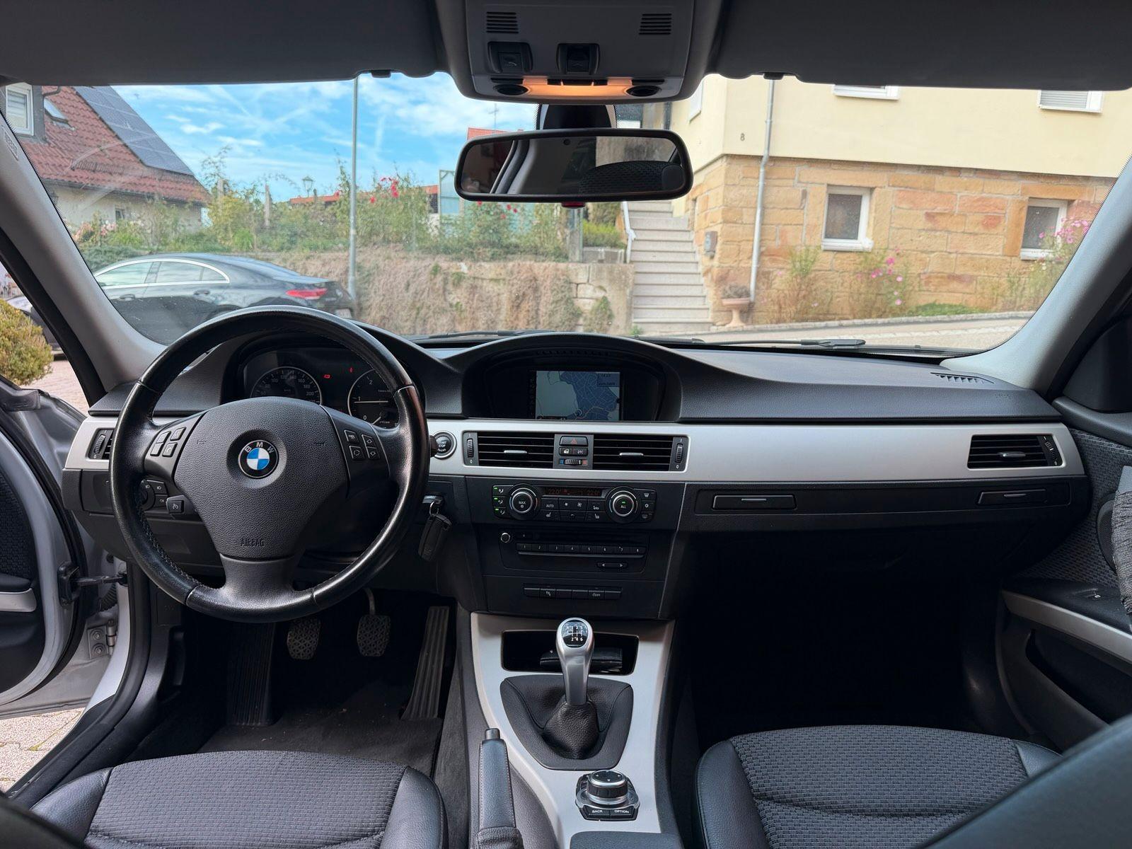 BMW 318 2010 — photo 7