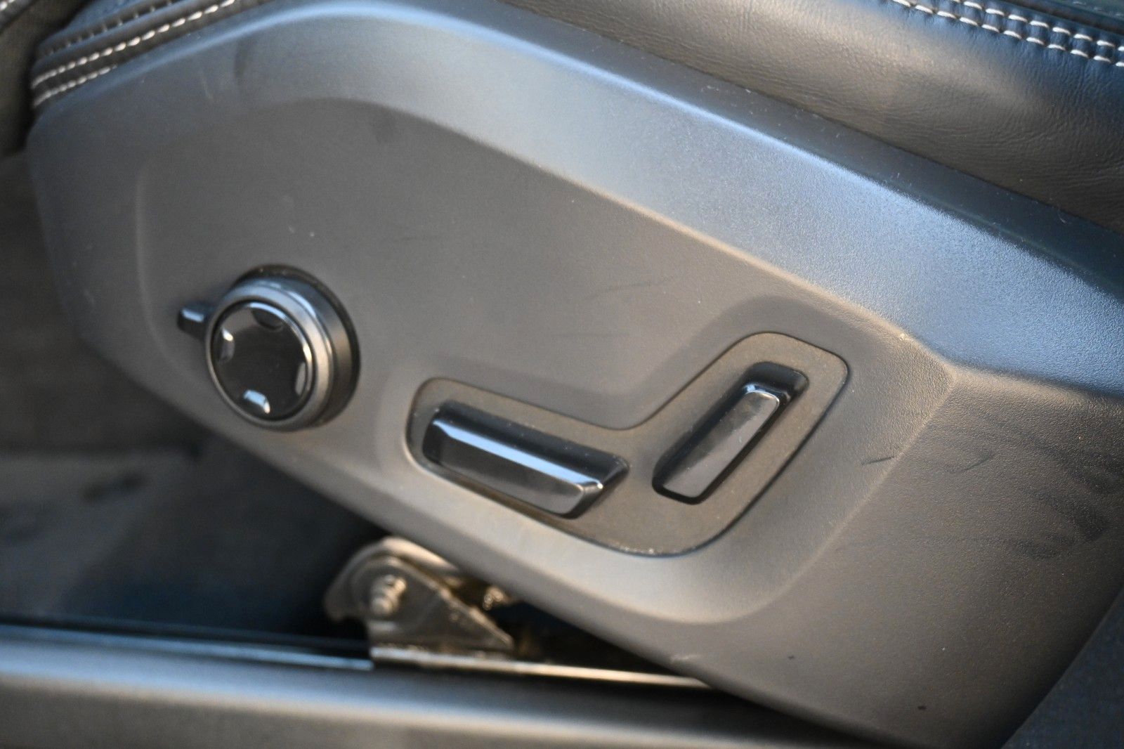 Fahrzeugabbildung Volvo XC60 T8 R-Design PHEV* AWD*AHK*NAV*ACC*PANO*