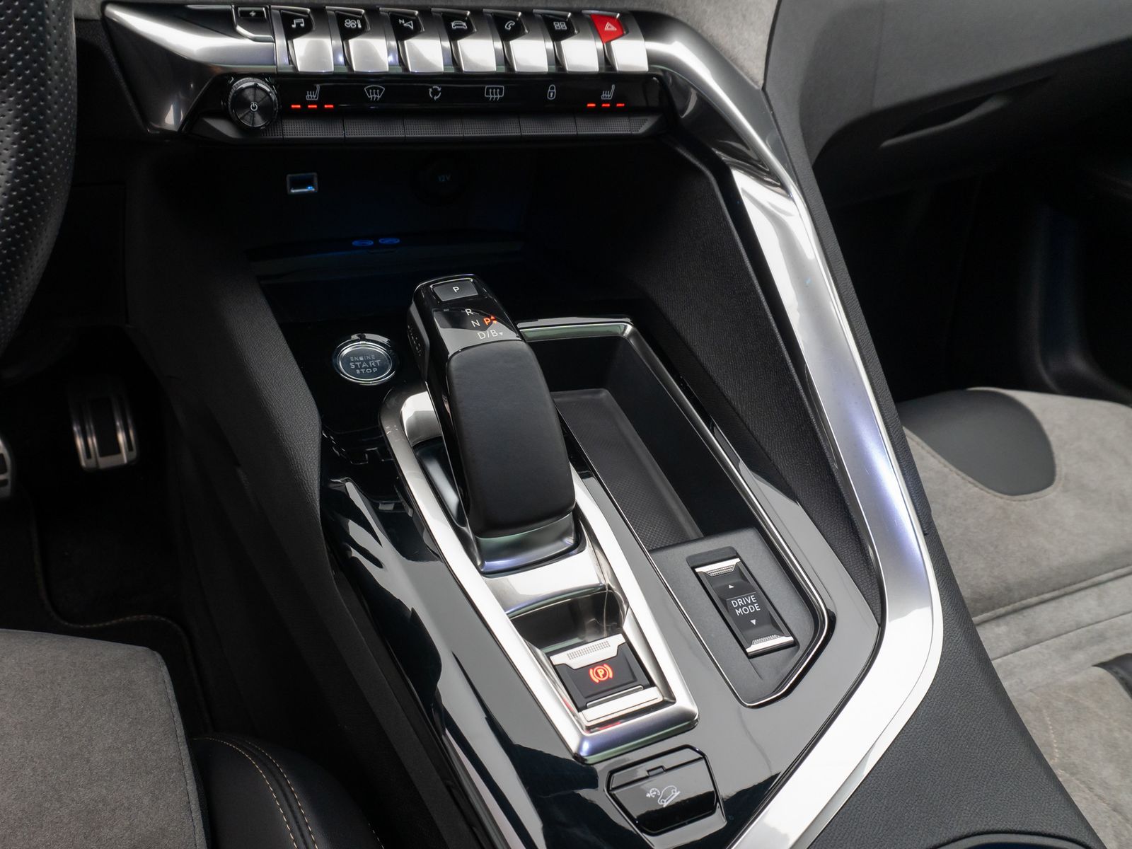 Fahrzeugabbildung Peugeot 3008 Hybrid4 300 GT Panorama 360° Massage AHK