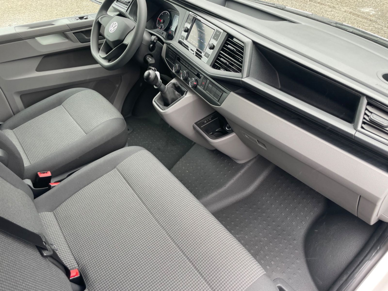 Fahrzeugabbildung Volkswagen T6.1 2.0 TDI Kasten Klima/Einparkhilfe/GRA