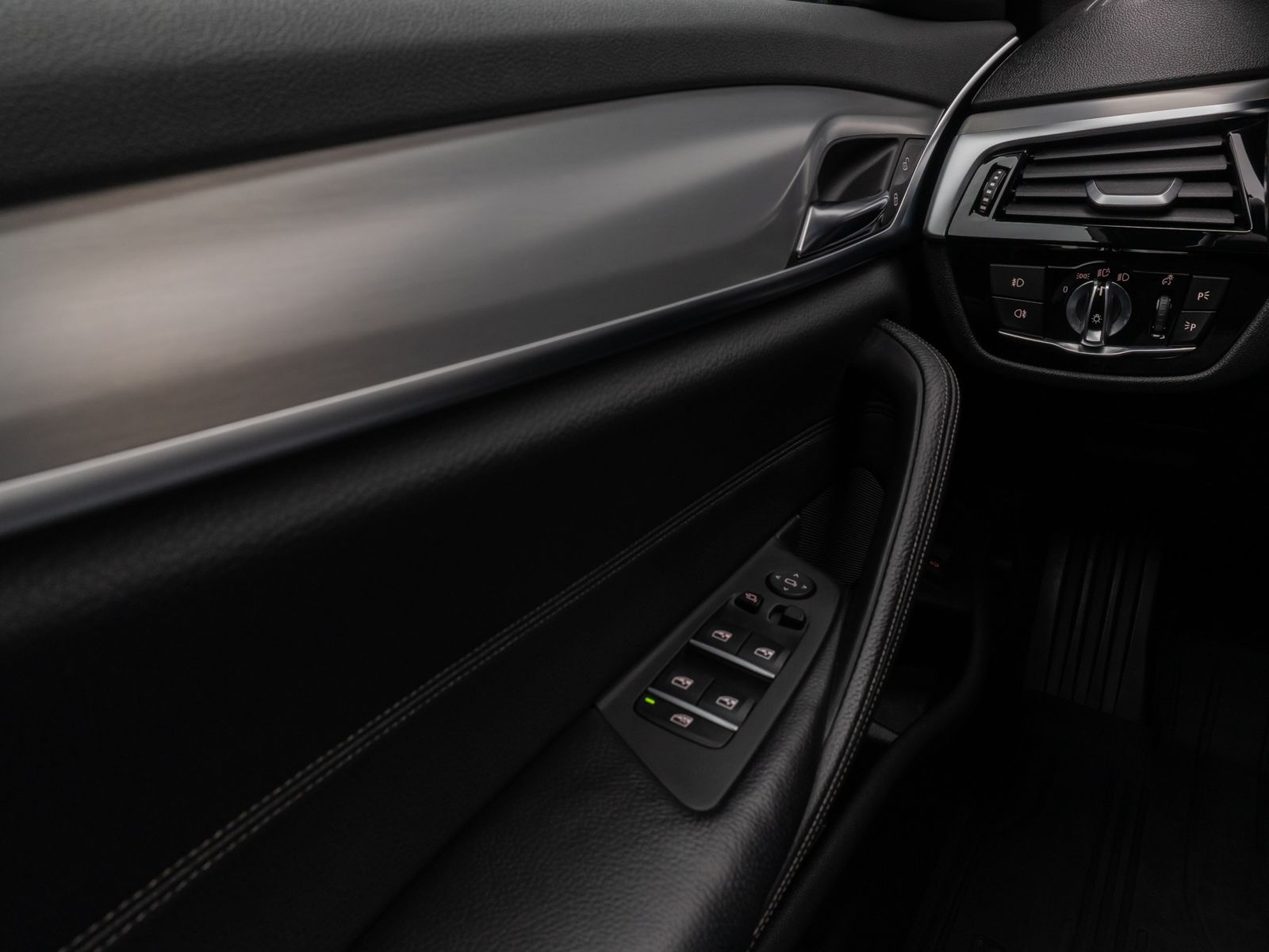 Fahrzeugabbildung BMW 520d  Sport Line HUD HiFi PDC Alarm DisplayKey