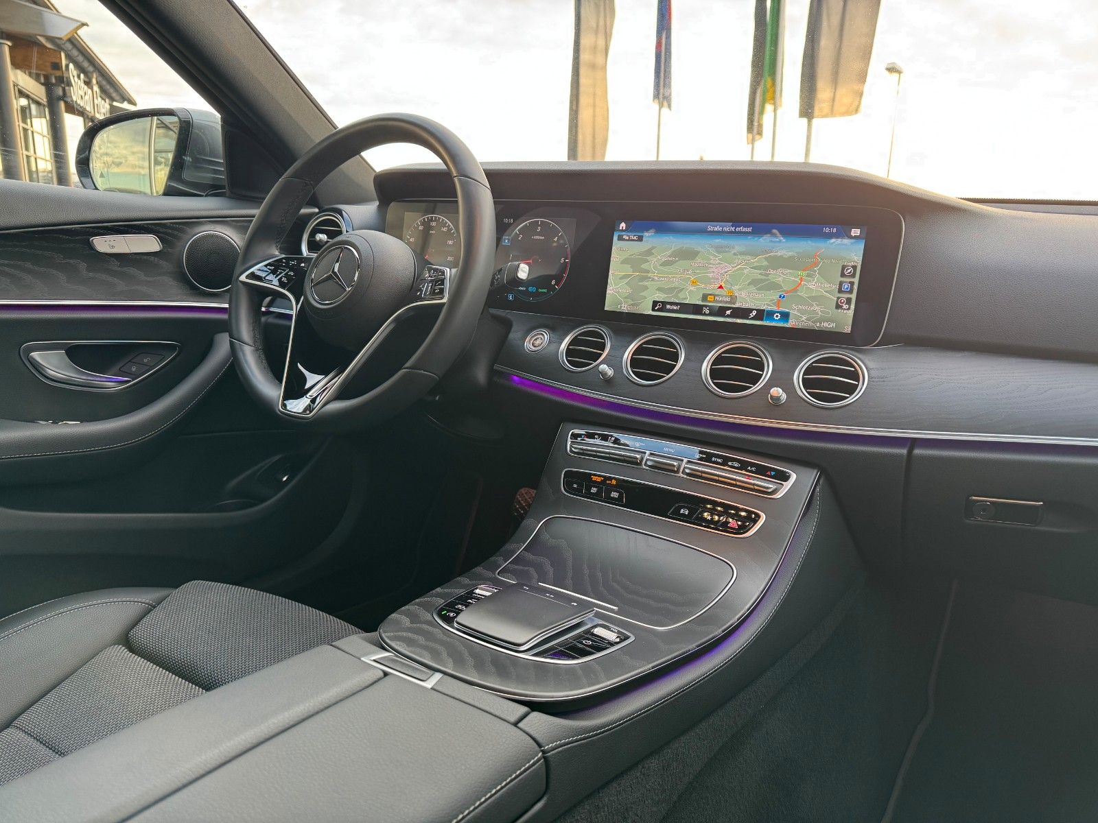 Fahrzeugabbildung Mercedes-Benz E 220d Avantgarde+Distr+Pano+AHK+MultiB+Ambiente