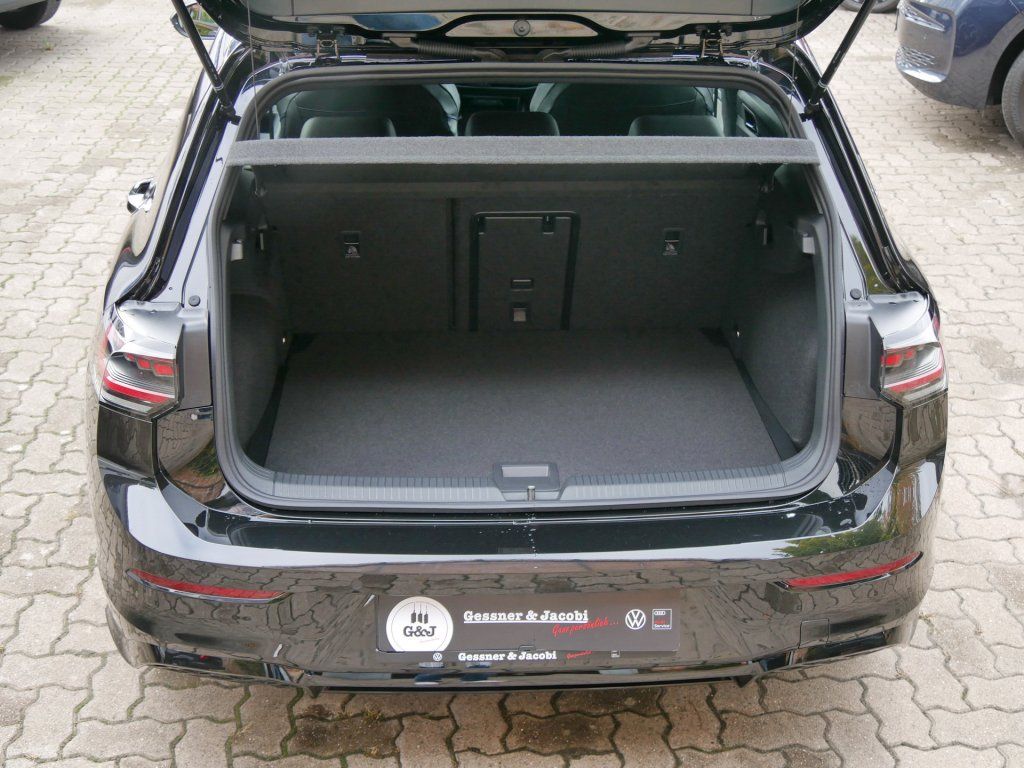 Fahrzeugabbildung Volkswagen Golf 1.5 eTSI R-Line Pano Kamera HarmanKardon