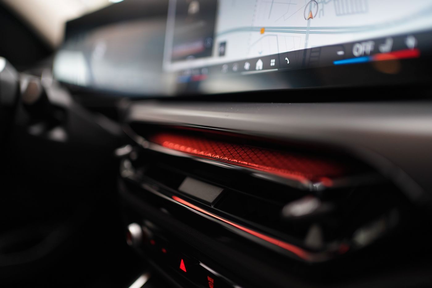 Fahrzeugabbildung BMW 318i Touring Navi+HeadUp+Kamera+APP+LED