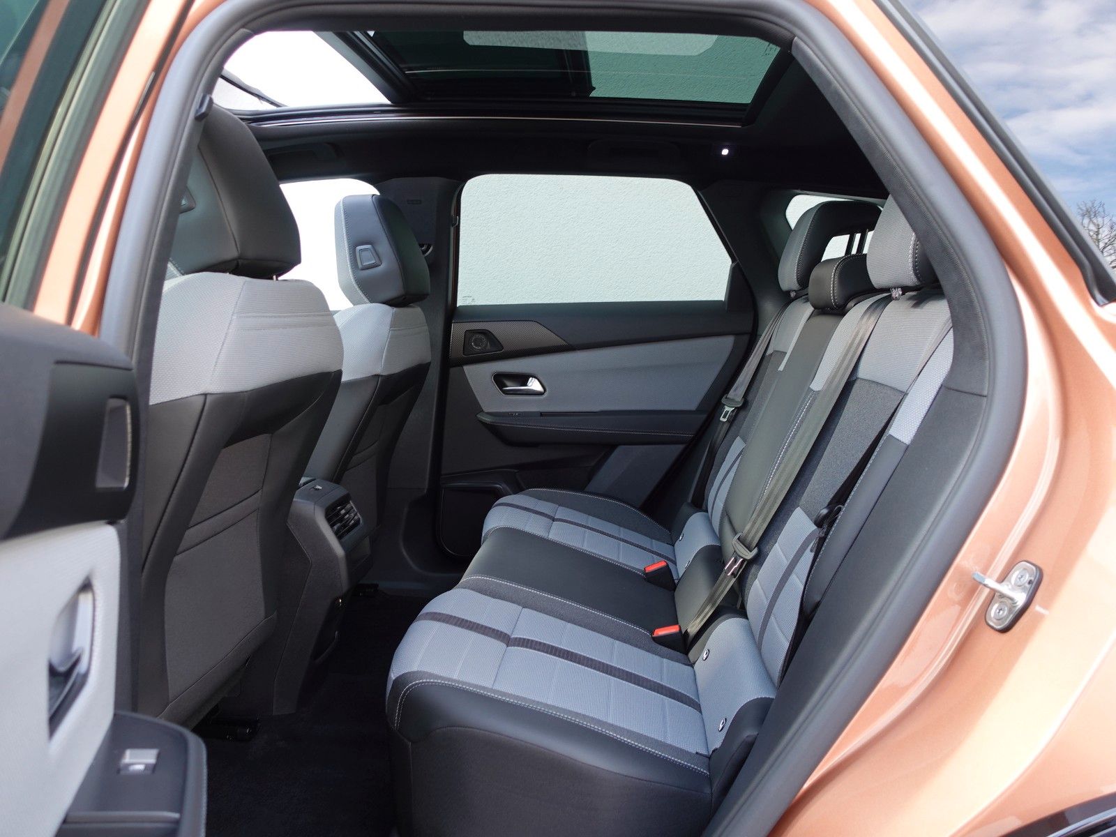 Fahrzeugabbildung Opel Grandland Electric GS,Pano,20",Navi,Kamera,Sitzh
