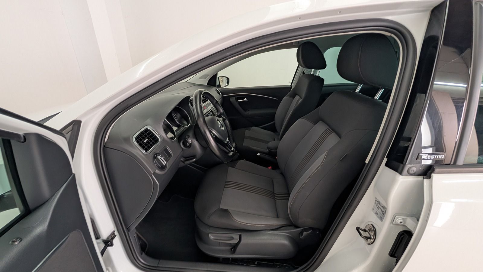 Fahrzeugabbildung Volkswagen Polo V 1.0 TSI * SHZ * LED * PDC Allstar