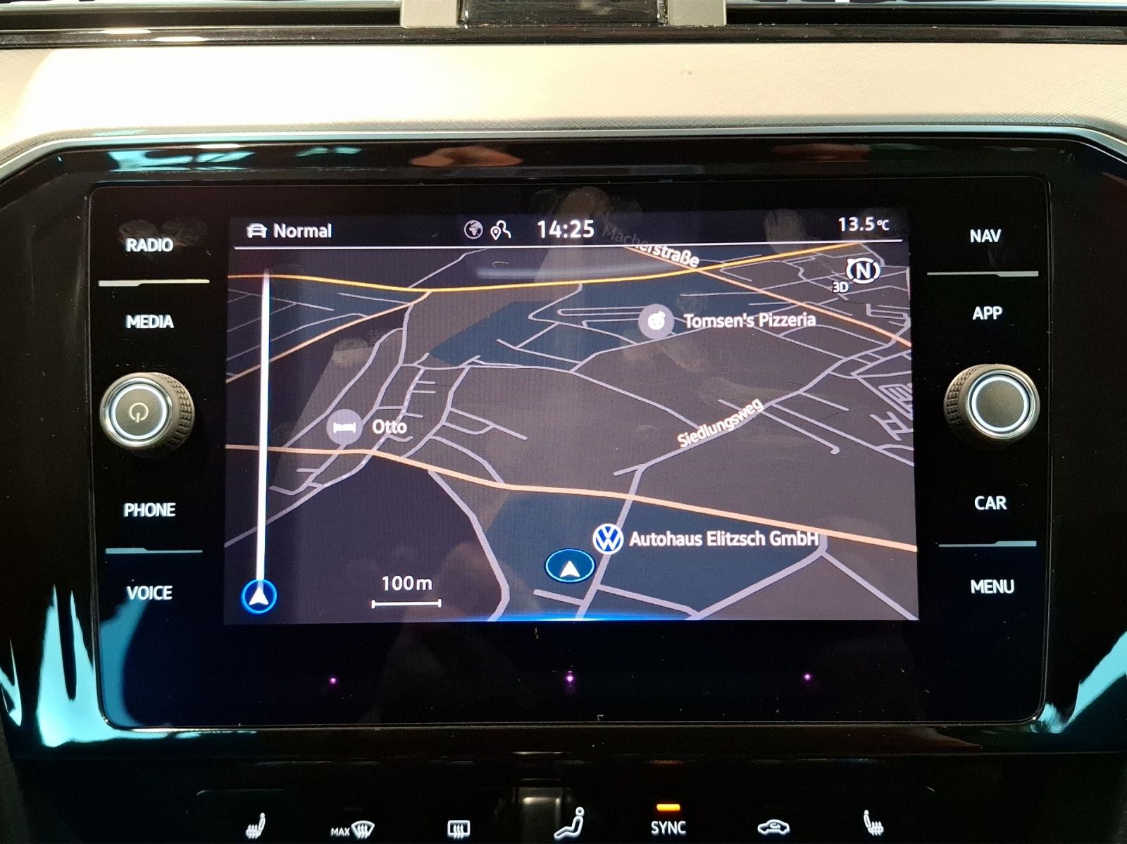 Fahrzeugabbildung Volkswagen Passat Variant TDI Business DSG Matrix AHK Navi