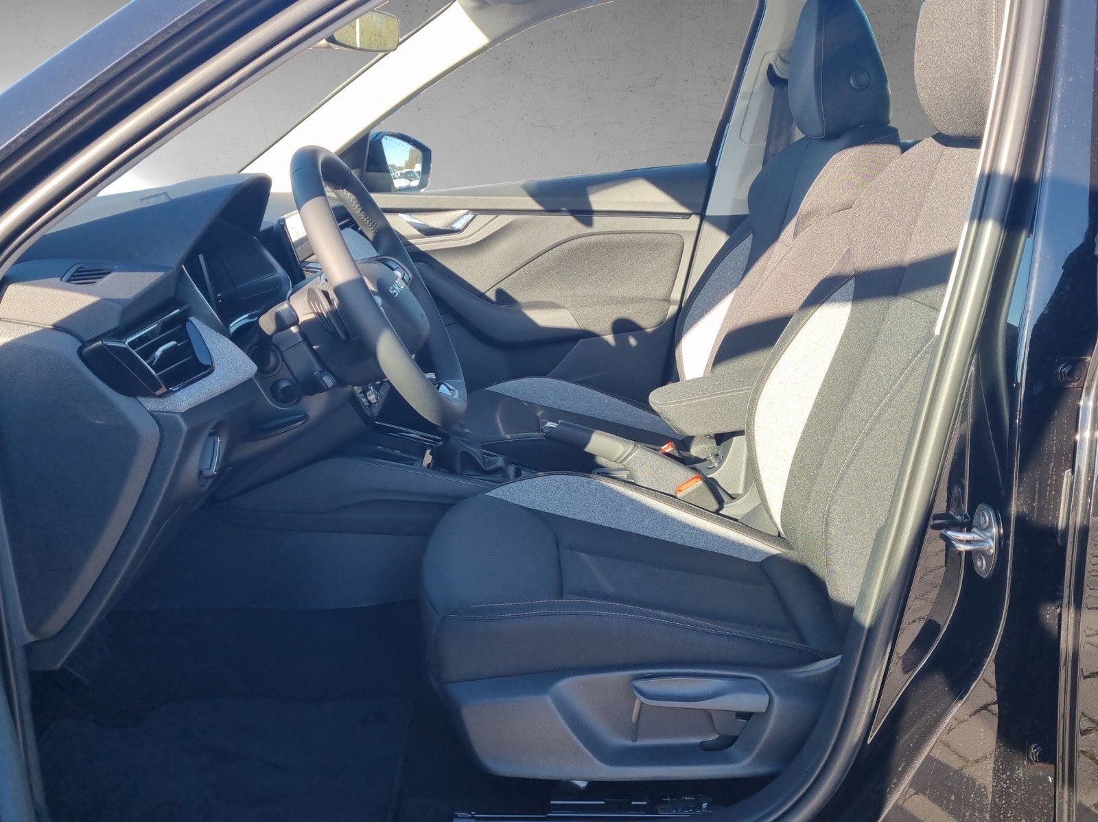 Fahrzeugabbildung SKODA Kamiq Tour 1,5 TSI DSG AHK 18" Fahrassi Info.