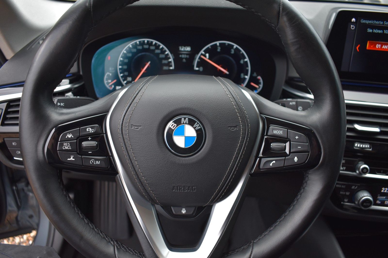 Fahrzeugabbildung BMW 520d Touring M Sportfahrwerk HUD AHK Keyless ACC