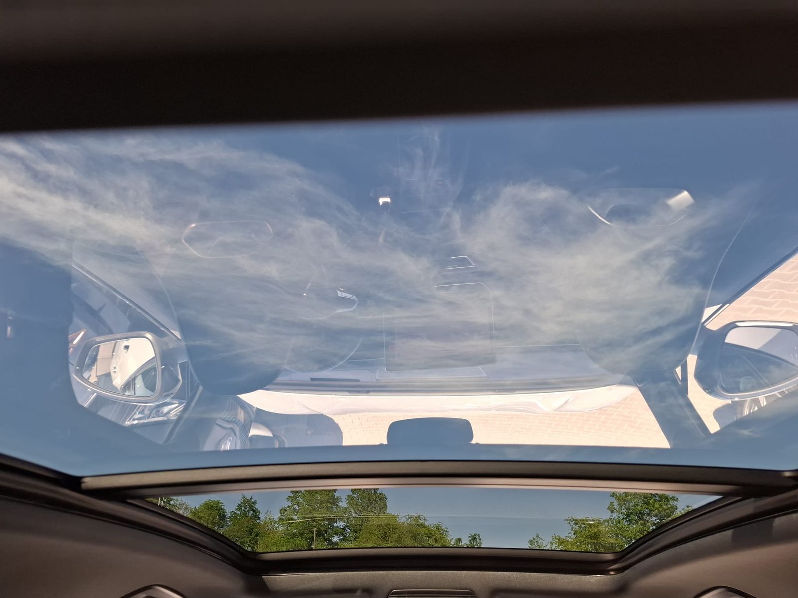 Fahrzeugabbildung Volkswagen Tiguan 2.0 TDI 4M R-Line BLACK*PAN*HK*AHK*MATRIX