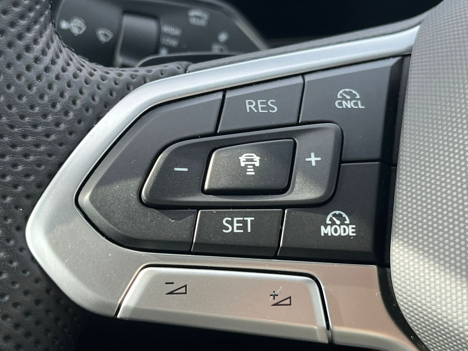 Изображение автомобиля Volkswagen Tiguan 2.0 TDI 4M R-Line PANO*H&amp;K*AHK*MATRIX*20"