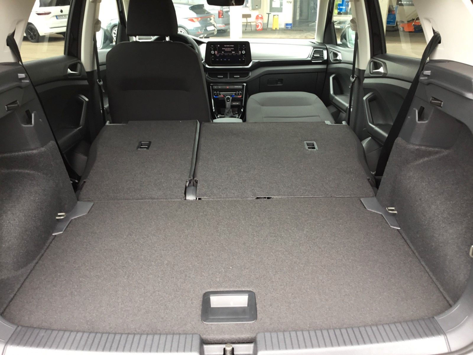 Fahrzeugabbildung Volkswagen T-Cross 1.5 TSI DSG Life+AHK+17"+LED+AppConnect