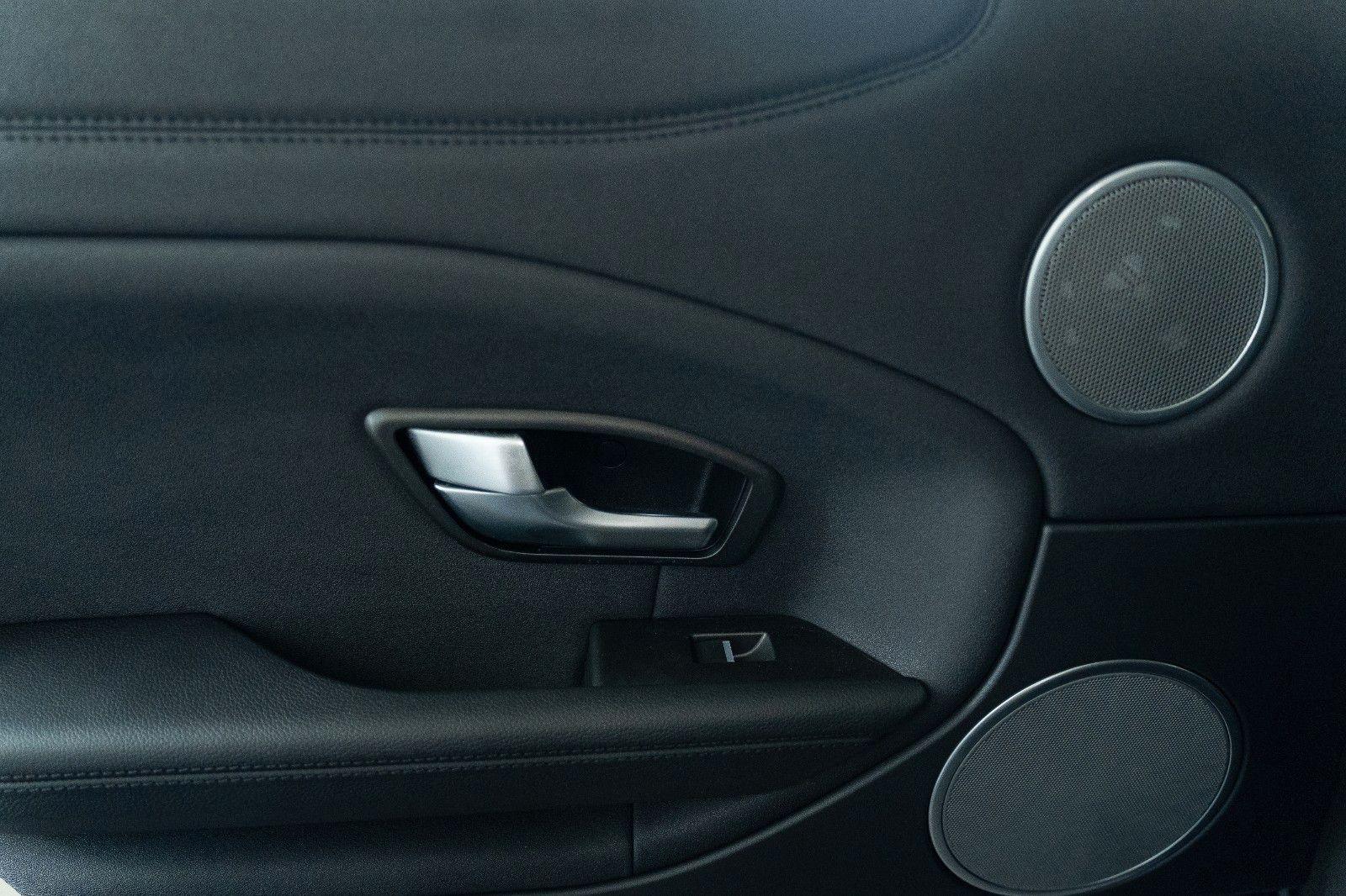 Fahrzeugabbildung Land Rover Range Rover Evoque SE 4x4 AUTOM/PANO/SHZ