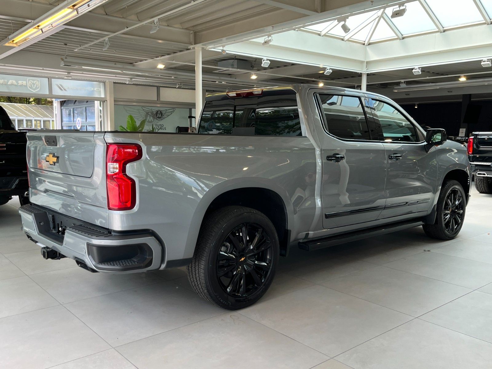 Fahrzeugabbildung Chevrolet Silverado 6.2 V8 High Country Black Package