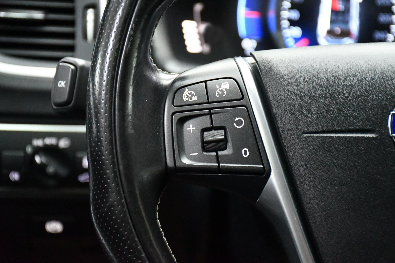 Volvo V60 D4 R-Design Aut. Kamera Leder Navi Ahk 82tkm