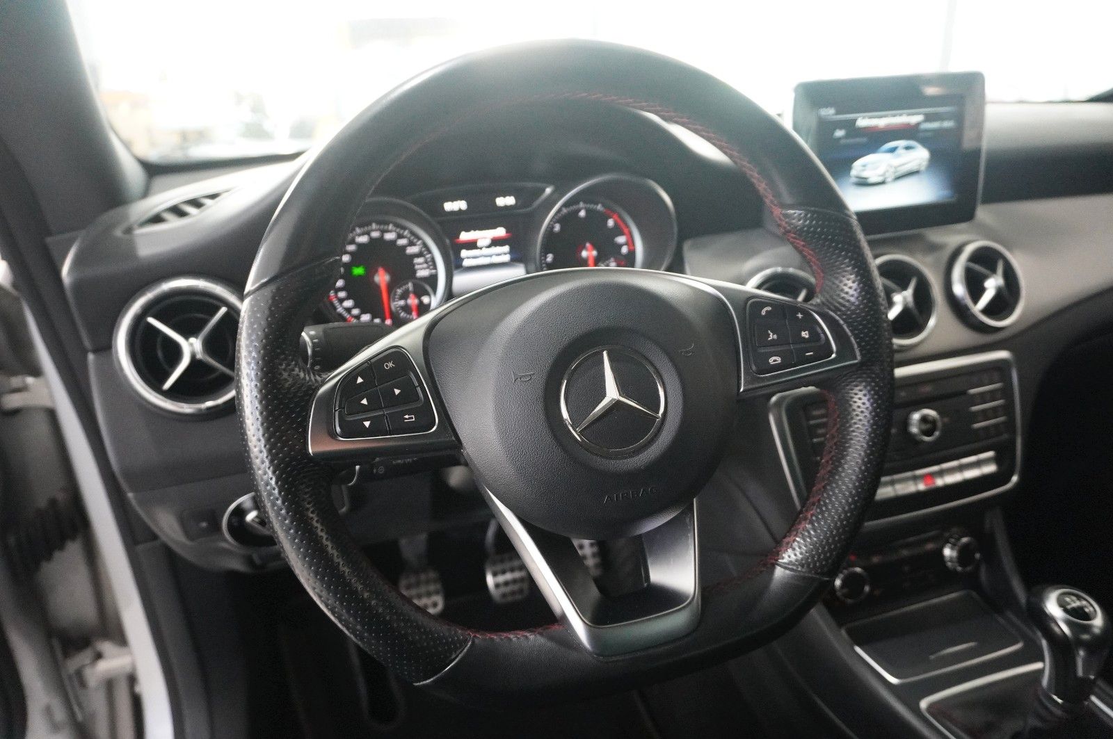 Fahrzeugabbildung Mercedes-Benz CLA 180 COUPE AMG LINE NAVI/LED/SPORT/TEMP./AMG