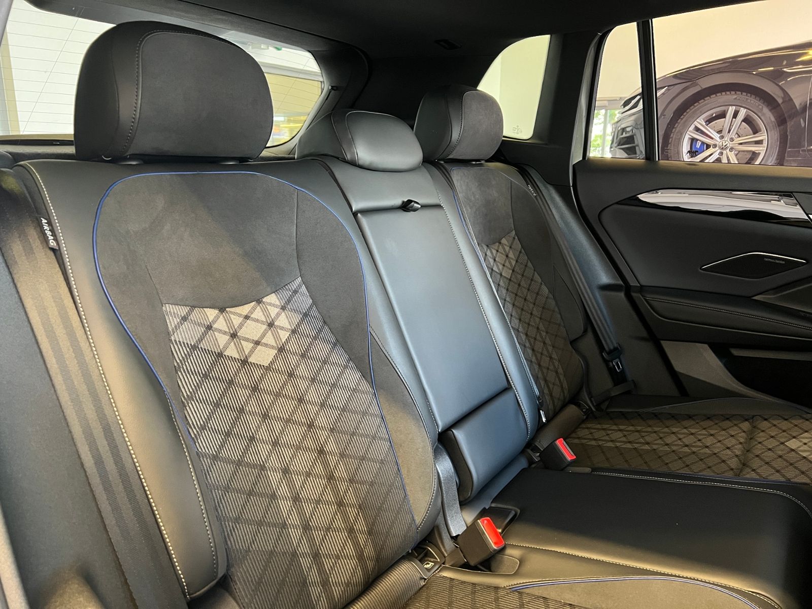 Fahrzeugabbildung Volkswagen Tiguan R-Line 2.0 TDI DSG 4MOTION *AHK, IQ.Light