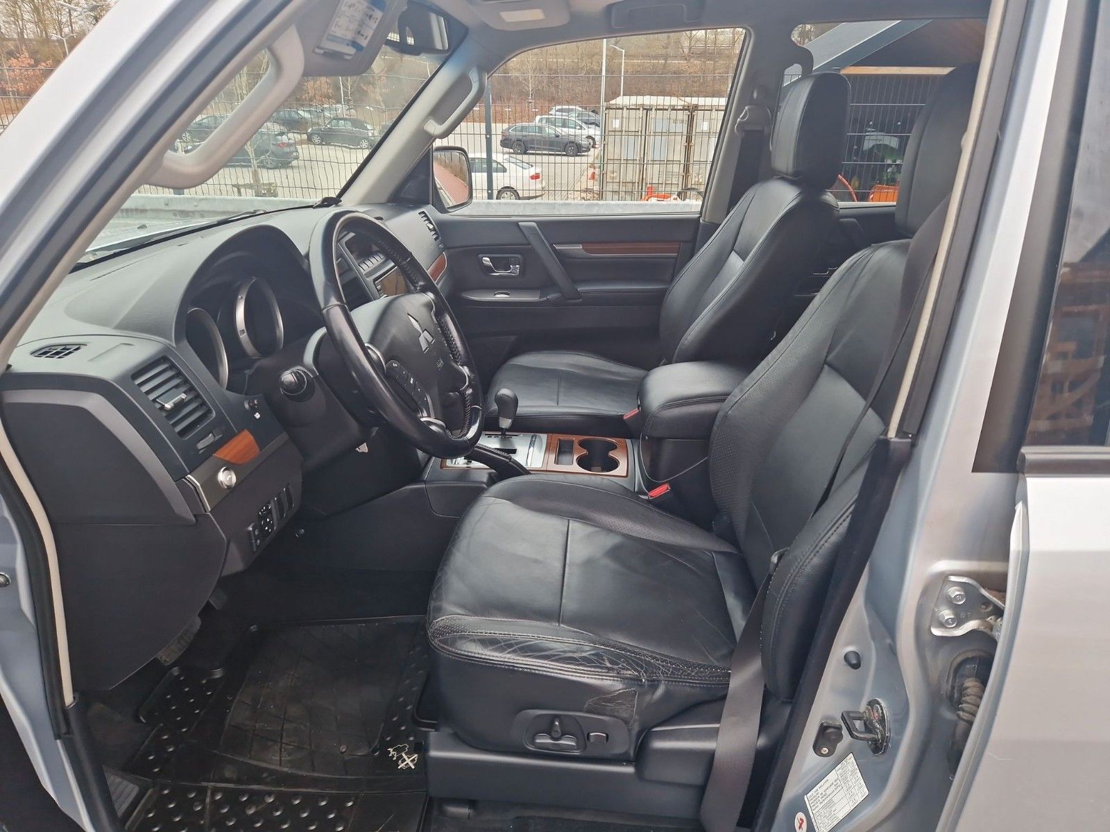 Fahrzeugabbildung Mitsubishi Pajero 3.2 DI-D Instyle ! LEDER ! NAVI ! AHK !