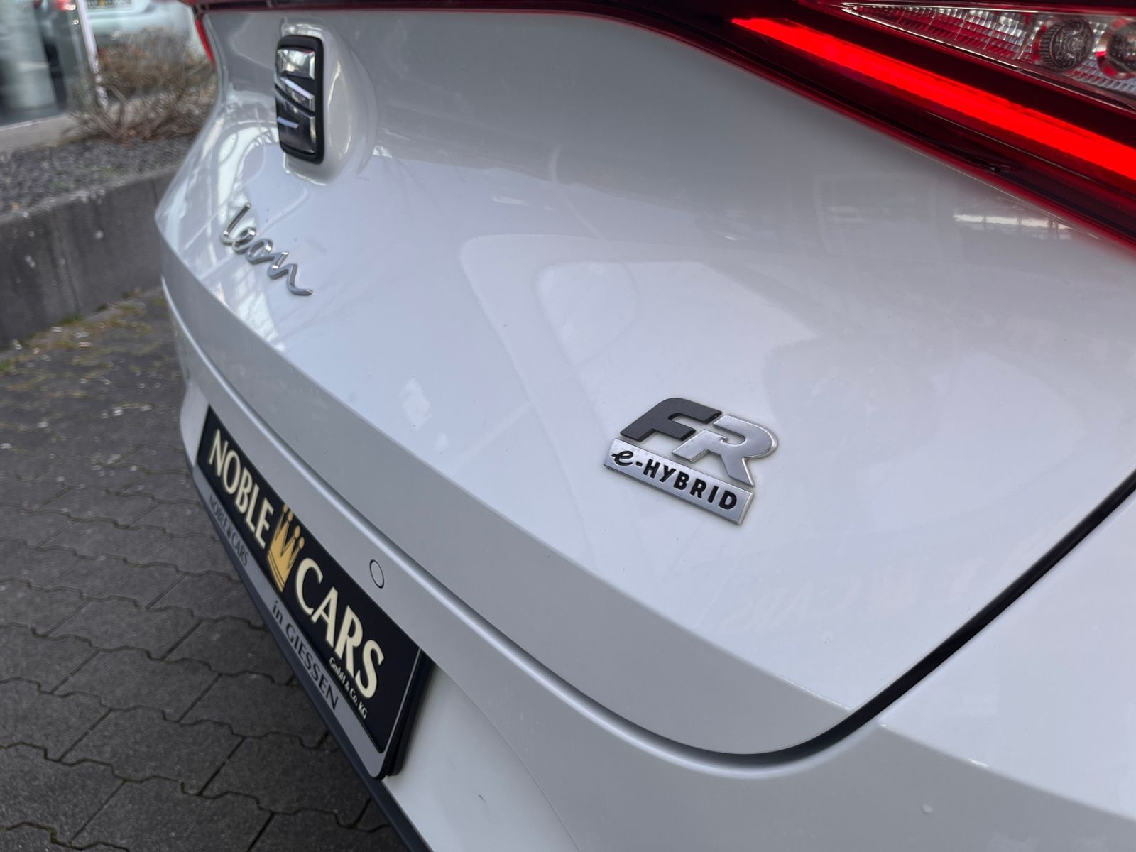 Fahrzeugabbildung SEAT Leon Sportstourer FR e-Hybrid LED NAVI ALU