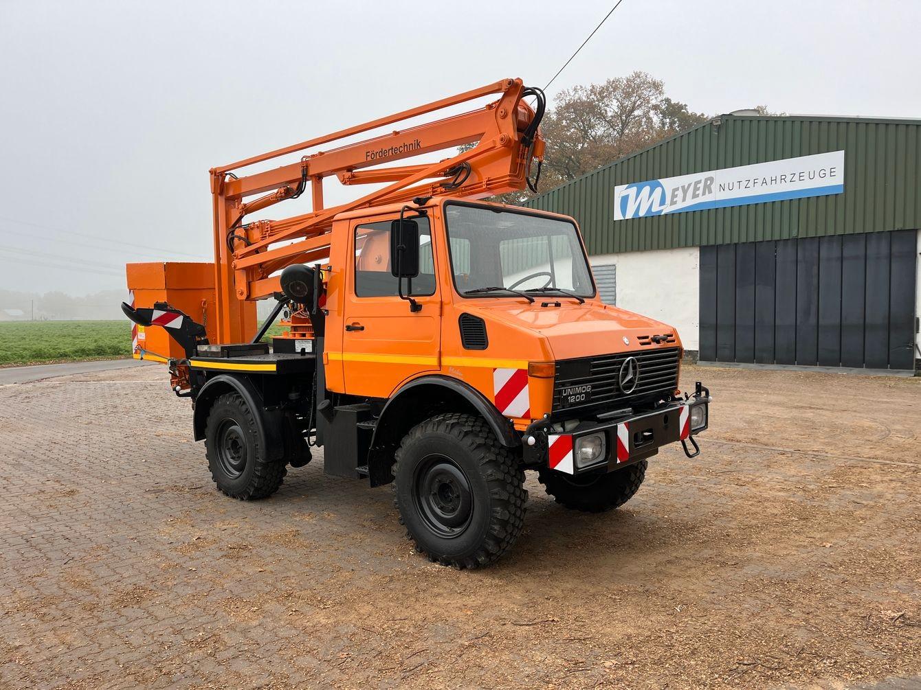 Mercedes-Benz Unimog 1200 4x4 Hübarbeitsbühne / Kübler