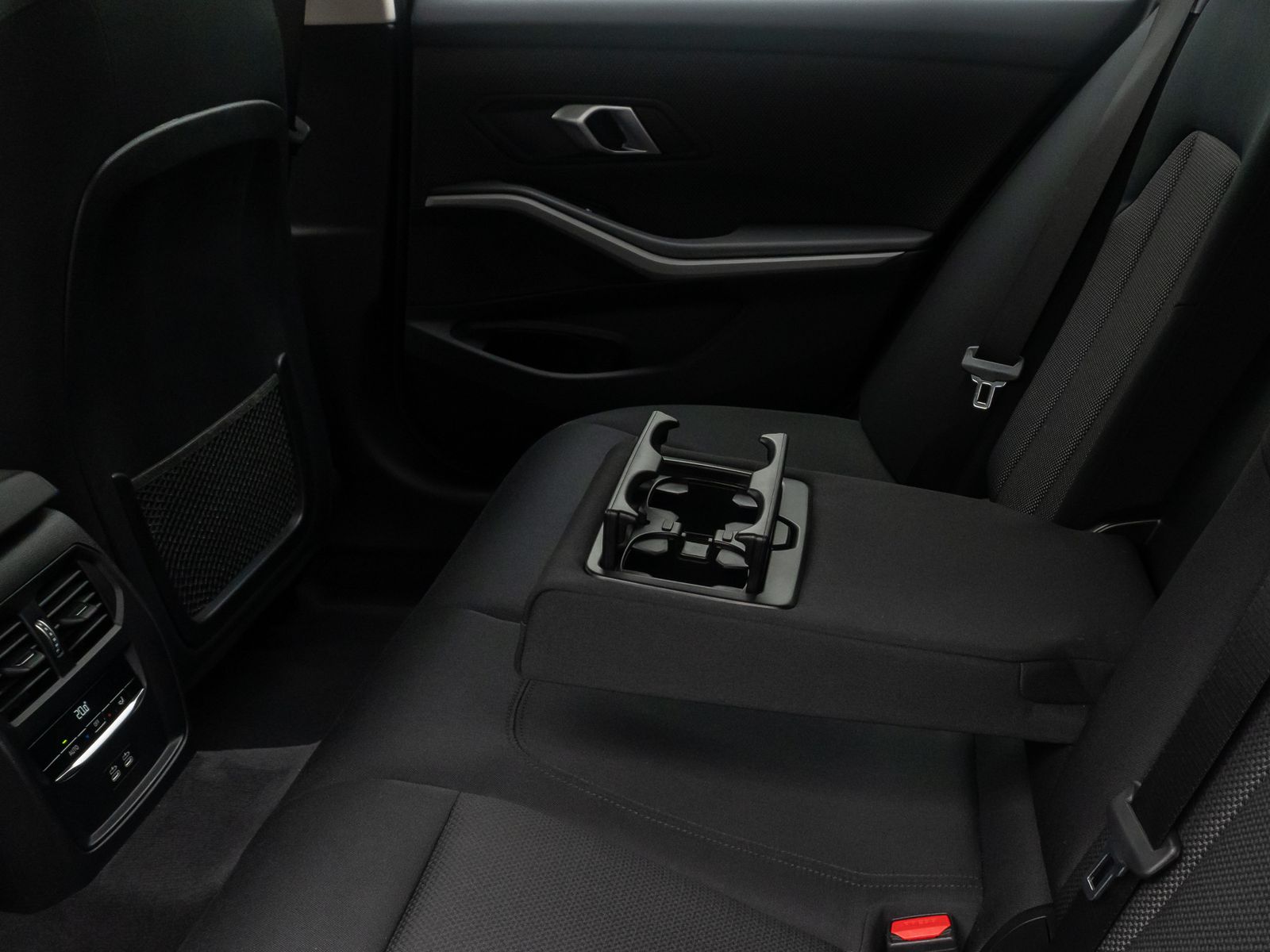 Fahrzeugabbildung BMW 318i GeschwindigReg DAB CockpitPlus PDC LED 17"