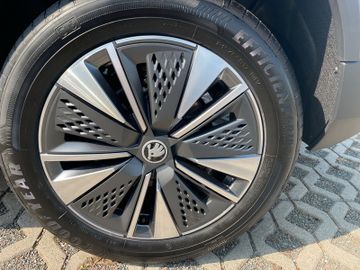 Skoda Karoq 1.0 TSI Tour *2xPDC*AHK*CAM*MATRIX*SHZ*TEL
