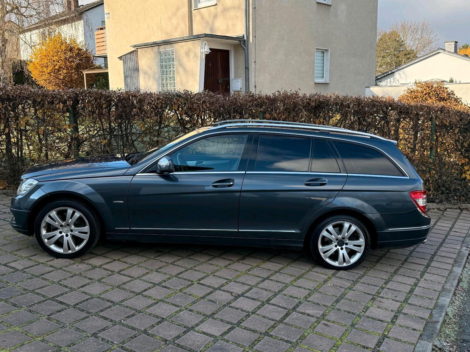 Mercedes-Benz 320 2008 — rear view