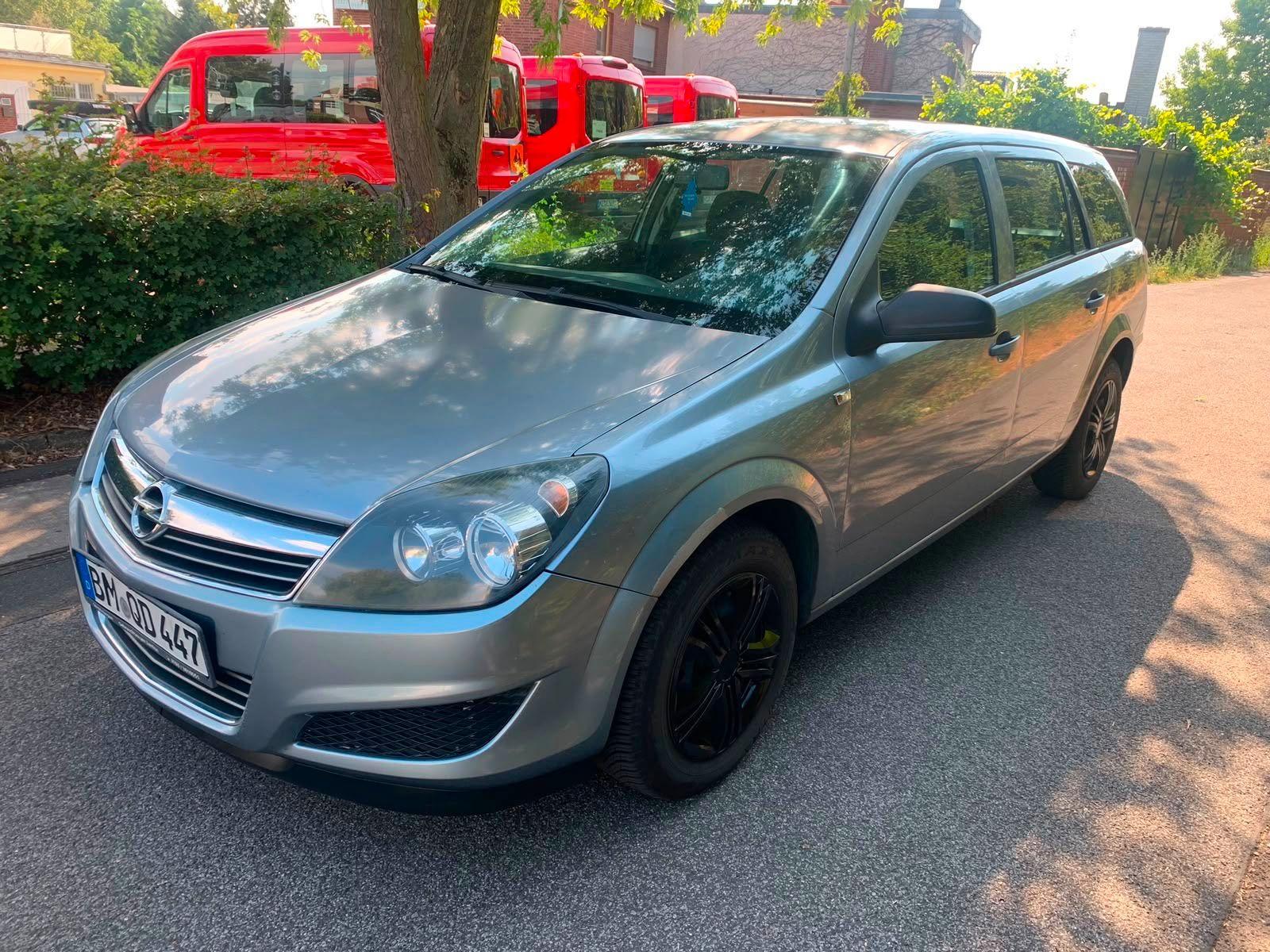 Opel Astra 2010 — rear view