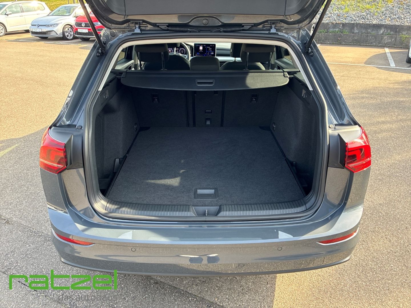 Fahrzeugabbildung Volkswagen Golf Variant 1.5 eTSI DSG Life  LED ACC Apple Ca