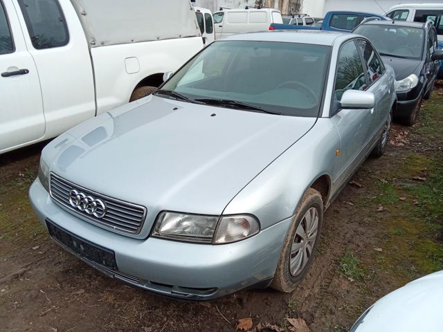 Audi A4 1.6 Limousine Motor undicht!