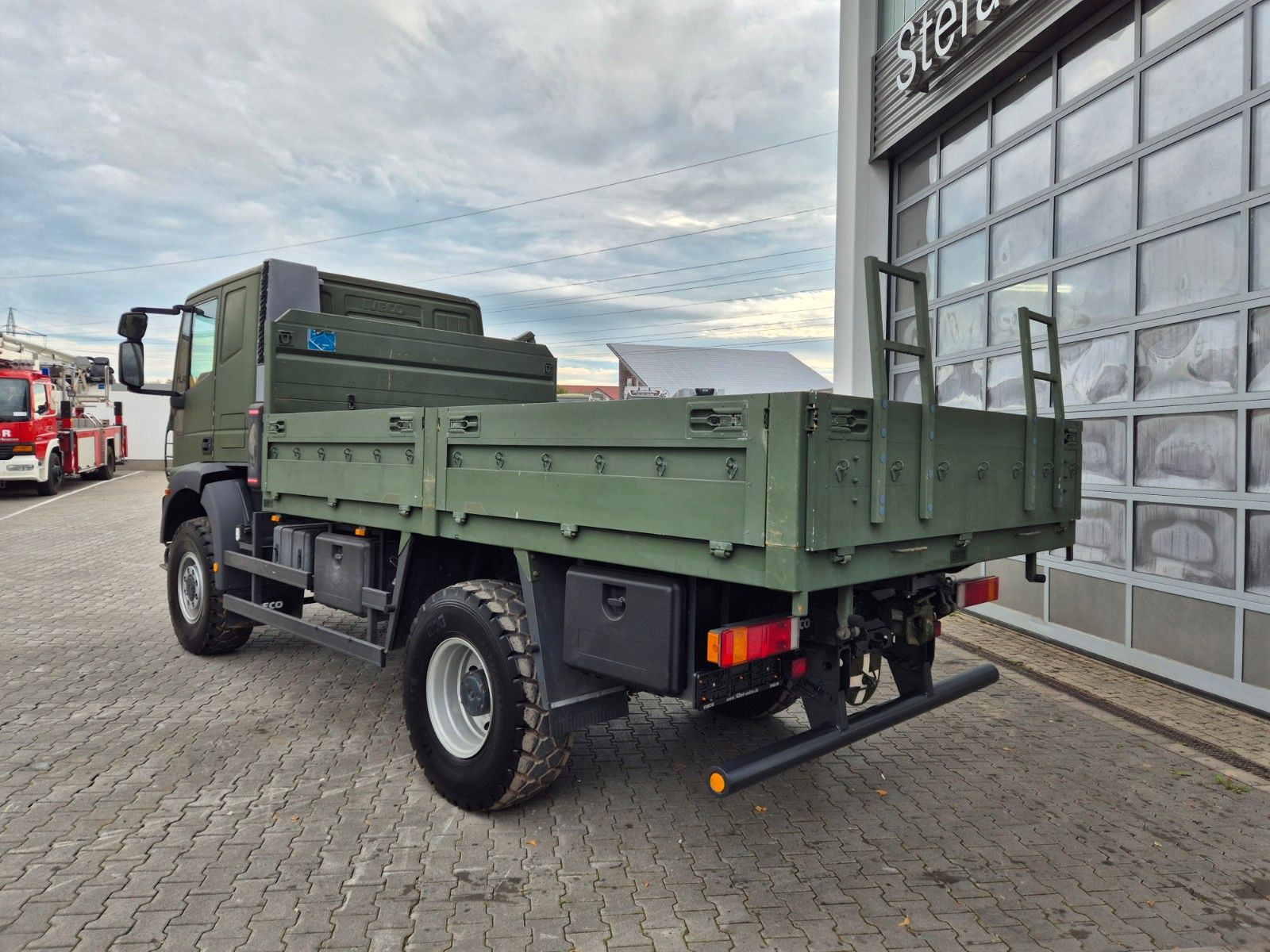 Fahrzeugabbildung Iveco Eurocargo ML100E22WM-BW 4x4 Pritsche L-Haus Bett