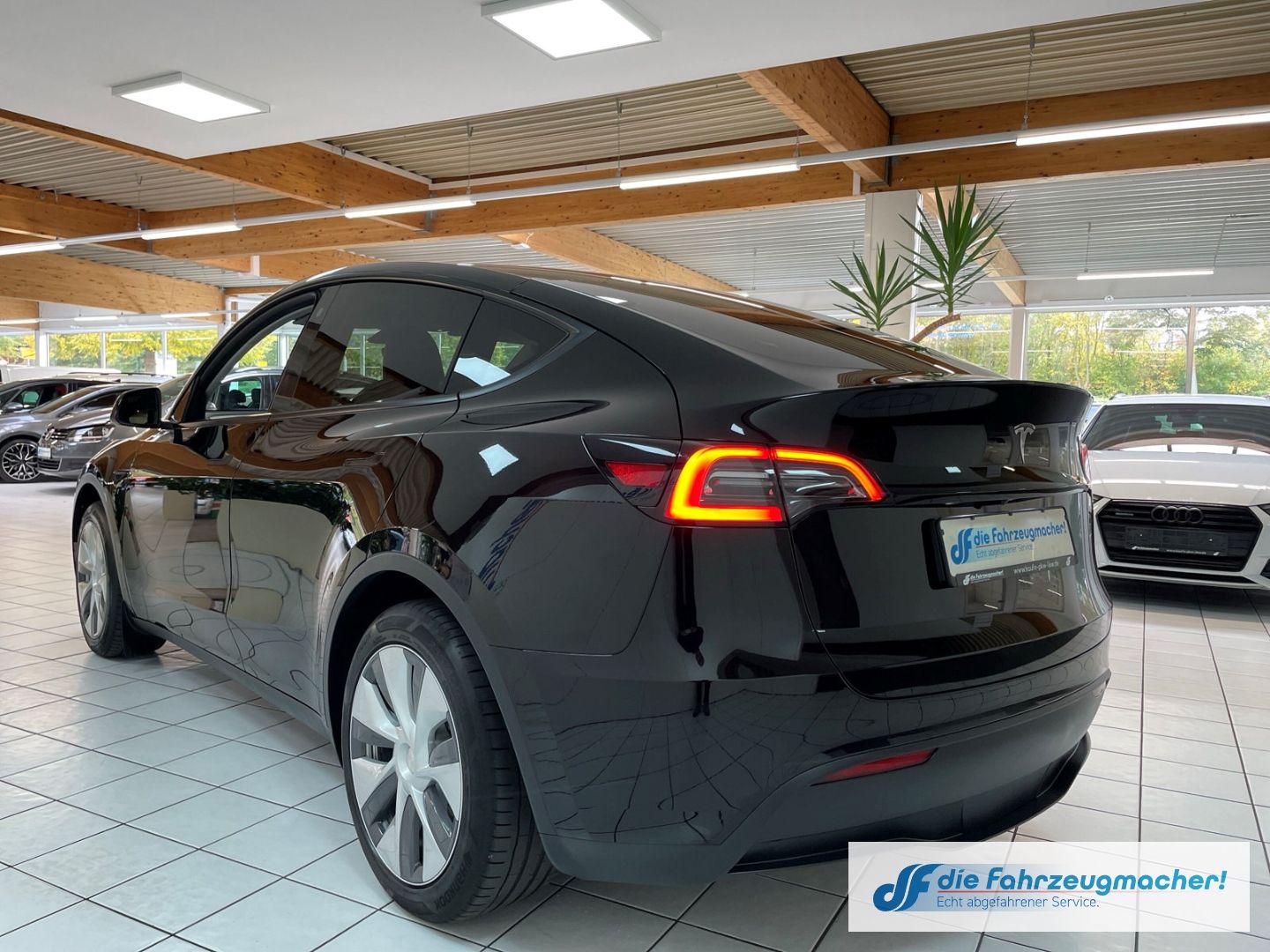 Fahrzeugabbildung Tesla Model Y Basis RWD Panorama Navi Soundsystem LED